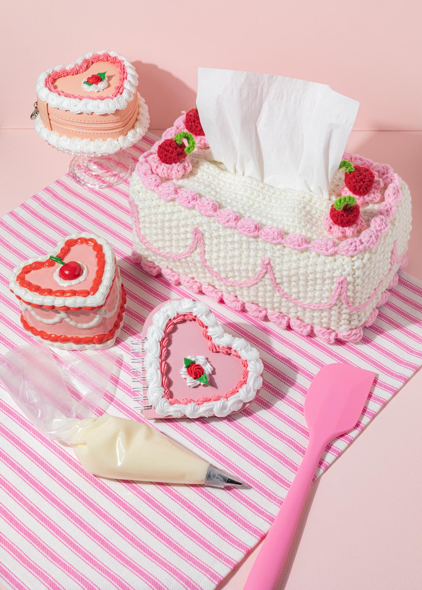 CROCHET CAKE TISSUE COVER