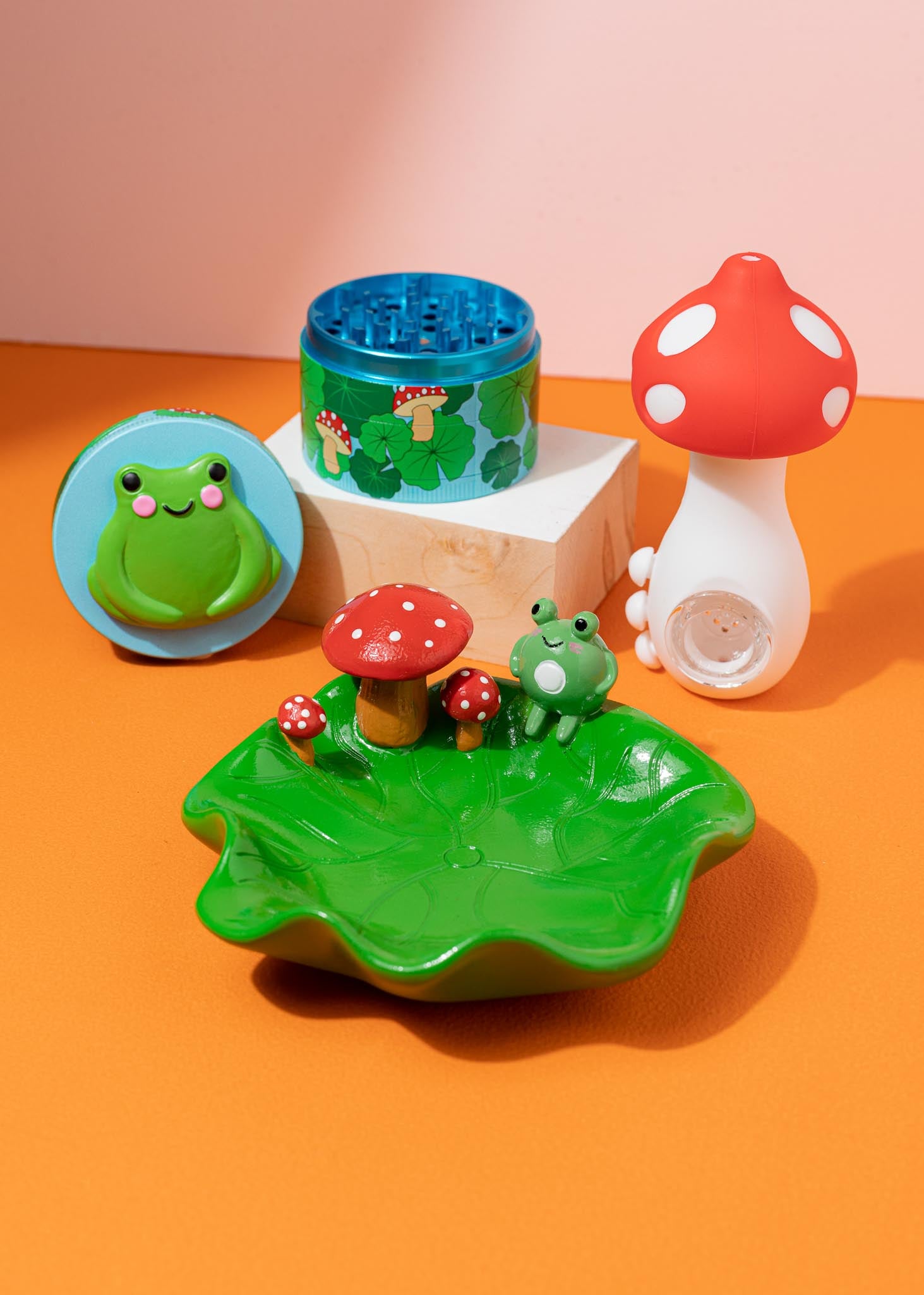 mushroom and frog smoking accessories